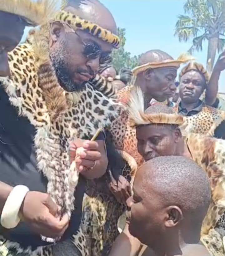 A close-up moment during the traditional installation